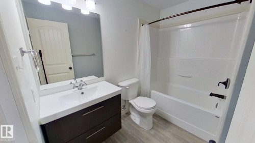 718 25 Street, Wainwright, AB - Indoor Photo Showing Bathroom
