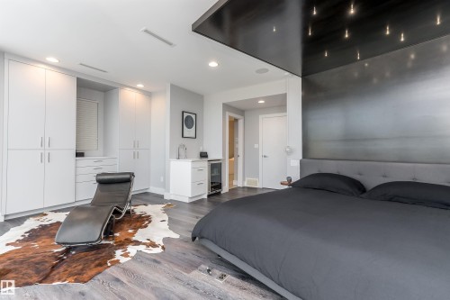 9509 99B Street, Edmonton, AB - Indoor Photo Showing Garage