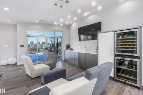 9509 99B Street, Edmonton, AB - Indoor Photo Showing Living Room