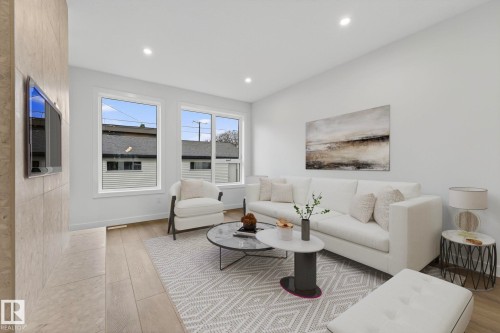 7711 95 Avenue, Edmonton, AB - Indoor Photo Showing Living Room