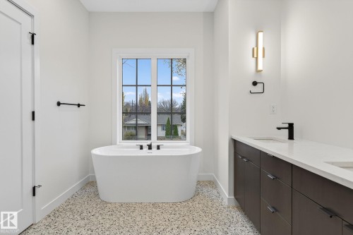 7711 95 Avenue, Edmonton, AB - Indoor Photo Showing Bathroom