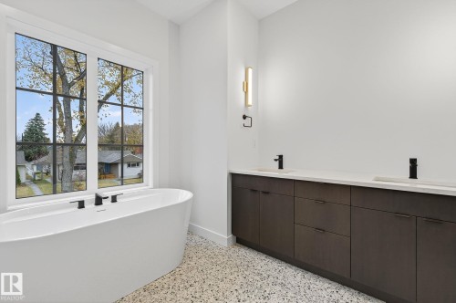 7711 95 Avenue, Edmonton, AB - Indoor