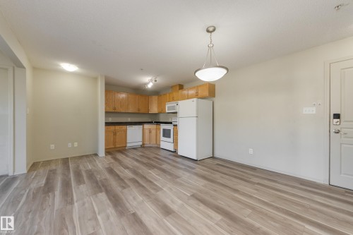 317 309 Clareview Station Drive, Edmonton, AB - Indoor Photo Showing Kitchen
