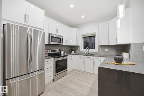 11434 71 Avenue, Edmonton, AB - Indoor Photo Showing Kitchen With Upgraded Kitchen