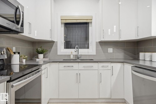 11434 71 Avenue, Edmonton, AB - Indoor Photo Showing Kitchen With Upgraded Kitchen