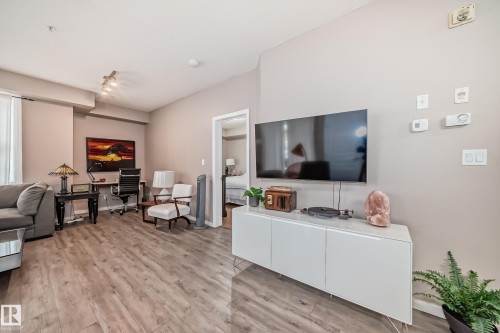 101 8619 111 Street, Edmonton, AB - Indoor Photo Showing Living Room