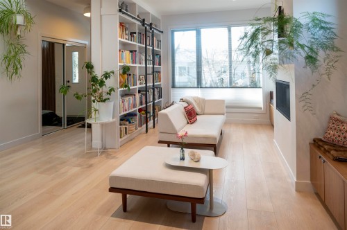 11211 61 Street, Edmonton, AB - Indoor Photo Showing Living Room