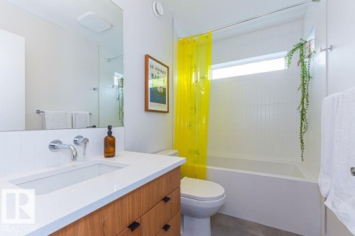 11211 61 Street, Edmonton, AB - Indoor Photo Showing Bathroom