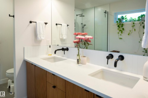 11211 61 Street, Edmonton, AB - Indoor Photo Showing Bathroom