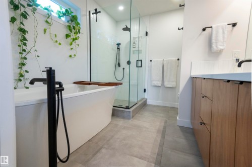 11211 61 Street, Edmonton, AB - Indoor Photo Showing Bathroom