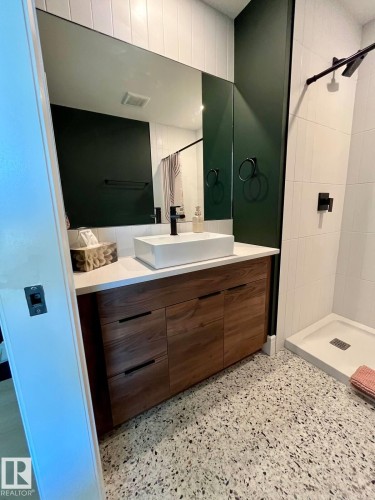 10711 76 Avenue, Edmonton, AB - Indoor Photo Showing Bathroom