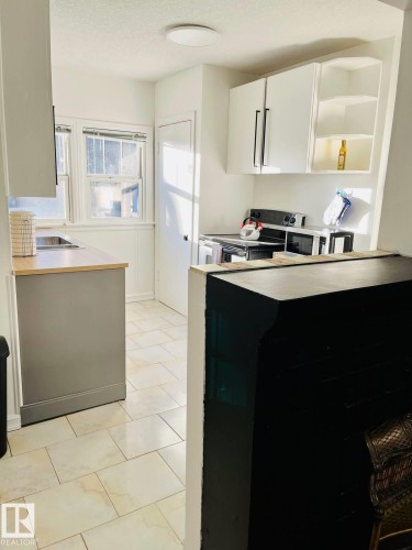 10711 76 Avenue, Edmonton, AB - Indoor Photo Showing Kitchen