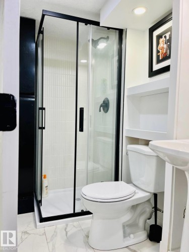 10711 76 Avenue, Edmonton, AB - Indoor Photo Showing Bathroom