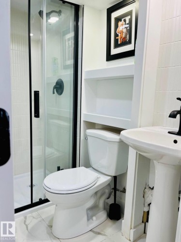 10711 76 Avenue, Edmonton, AB - Indoor Photo Showing Bathroom