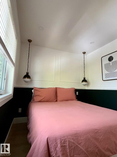 10711 76 Avenue, Edmonton, AB - Indoor Photo Showing Bedroom
