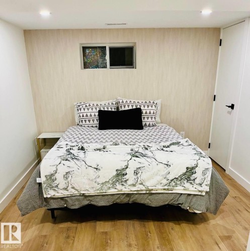 10711 76 Avenue, Edmonton, AB - Indoor Photo Showing Bedroom
