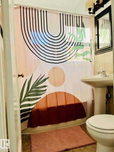 10711 76 Avenue, Edmonton, AB - Indoor Photo Showing Bathroom