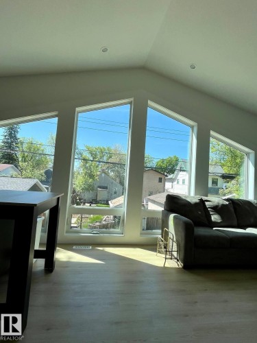 10711 76 Avenue, Edmonton, AB - Indoor Photo Showing Kitchen