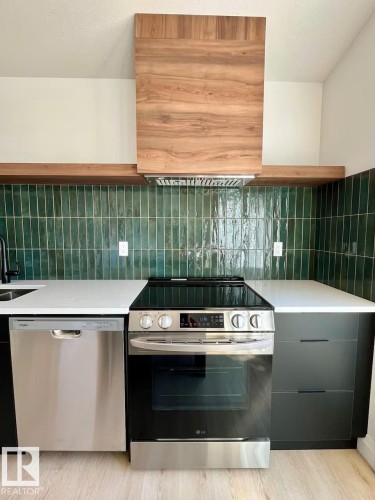 10711 76 Avenue, Edmonton, AB - Indoor Photo Showing Bathroom