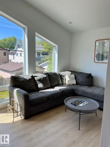10711 76 Avenue, Edmonton, AB - Indoor Photo Showing Living Room