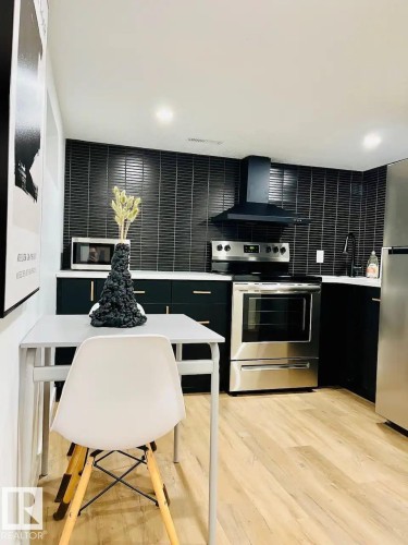 10711 76 Avenue, Edmonton, AB - Indoor