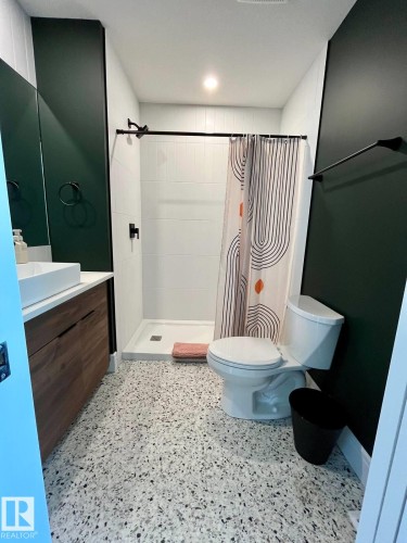 10711 76 Avenue, Edmonton, AB - Indoor Photo Showing Bathroom