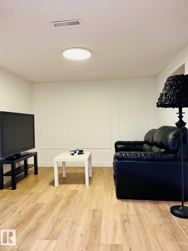 10711 76 Avenue, Edmonton, AB - Indoor Photo Showing Kitchen