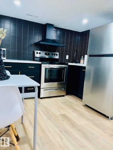 10711 76 Avenue, Edmonton, AB - Indoor