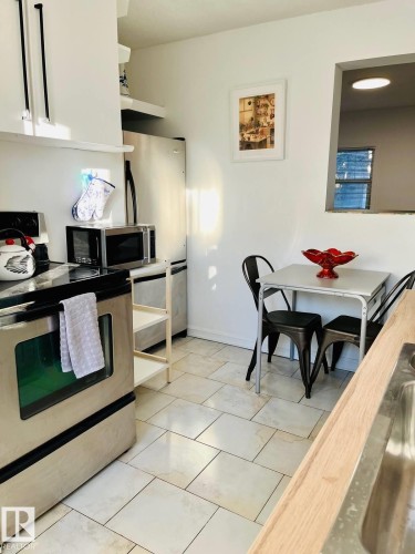 10711 76 Avenue, Edmonton, AB - Indoor Photo Showing Bathroom