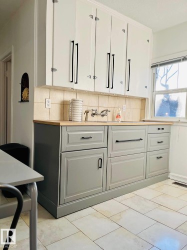 10711 76 Avenue, Edmonton, AB - Indoor Photo Showing Kitchen