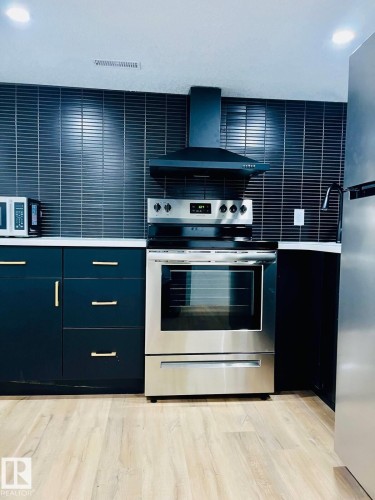 10711 76 Avenue, Edmonton, AB - Indoor Photo Showing Bedroom