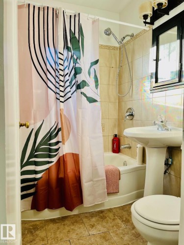 10711 76 Avenue, Edmonton, AB - Indoor Photo Showing Bedroom