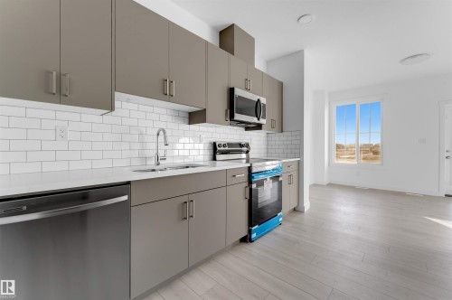 19 7110 Keswick Cm Sw, Edmonton, AB - Indoor Photo Showing Kitchen With Stainless Steel Kitchen With Upgraded Kitchen