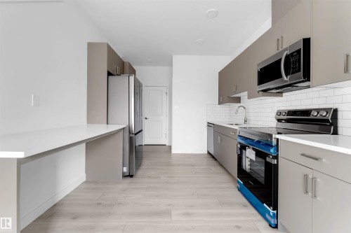 19 7110 Keswick Cm Sw, Edmonton, AB - Indoor Photo Showing Kitchen