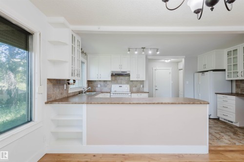 Edmonton, AB - Indoor Photo Showing Kitchen