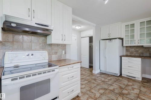 Edmonton, AB - Indoor Photo Showing Kitchen