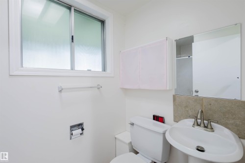 Edmonton, AB - Indoor Photo Showing Bathroom