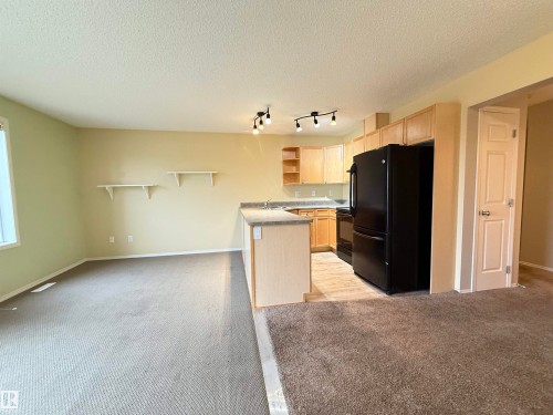 26 451 Hyndman Crescent, Edmonton, AB - Indoor Photo Showing Kitchen