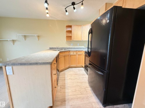 26 451 Hyndman Crescent, Edmonton, AB - Indoor Photo Showing Kitchen