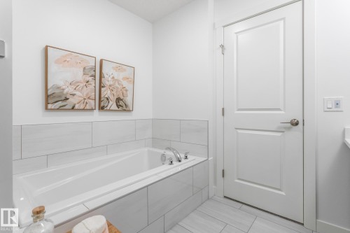 5019 Cawsey Link, Edmonton, AB - Indoor Photo Showing Bathroom