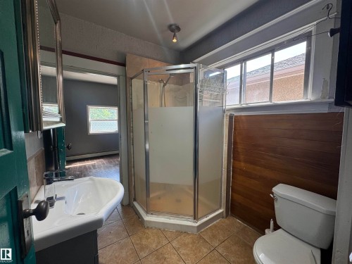 10719 74 Avenue, Edmonton, AB - Indoor Photo Showing Bathroom
