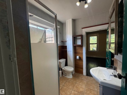10719 74 Avenue, Edmonton, AB - Indoor Photo Showing Bathroom