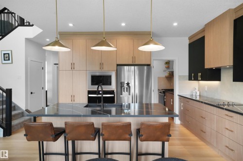 3327 Chernowsi Way, Edmonton, AB - Indoor Photo Showing Kitchen With Upgraded Kitchen