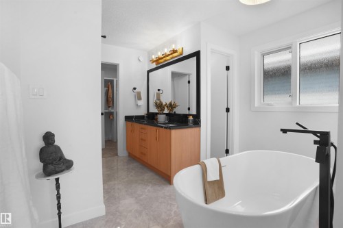 3327 Chernowsi Way, Edmonton, AB - Indoor Photo Showing Bathroom