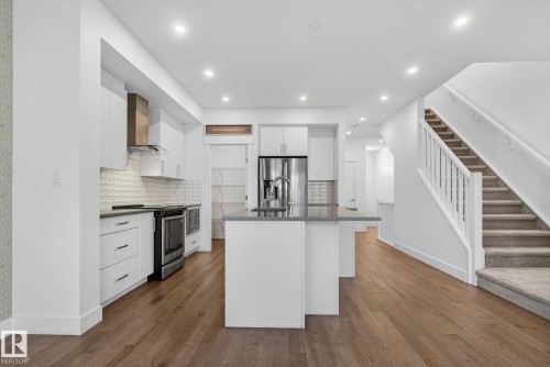 1096 Secord Promenade, Edmonton, AB - Indoor Photo Showing Kitchen With Stainless Steel Kitchen With Upgraded Kitchen
