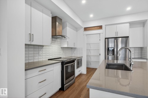 1096 Secord Promenade, Edmonton, AB - Indoor Photo Showing Kitchen With Stainless Steel Kitchen With Upgraded Kitchen
