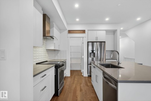 1096 Secord Promenade, Edmonton, AB - Indoor Photo Showing Kitchen With Stainless Steel Kitchen With Upgraded Kitchen