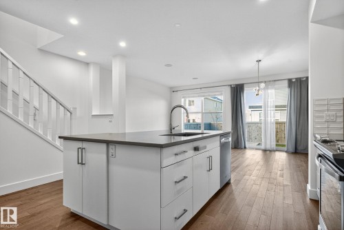 1096 Secord Promenade, Edmonton, AB - Indoor Photo Showing Kitchen With Upgraded Kitchen