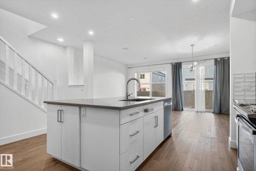 1096 Secord Promenade, Edmonton, AB - Indoor Photo Showing Kitchen With Upgraded Kitchen