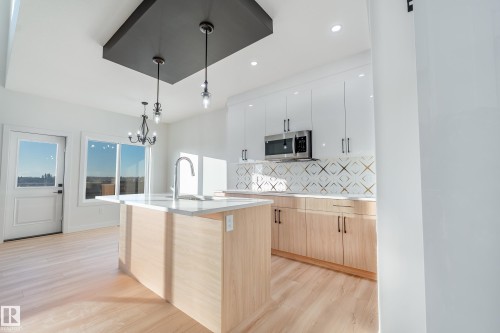 2032 210 Street, Edmonton, AB - Indoor Photo Showing Kitchen With Upgraded Kitchen